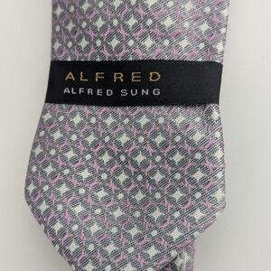 NWOT Alfred Sung Mens 100% Silk Tie w/Gray/Silver, Pink, White Geometric Pattern
